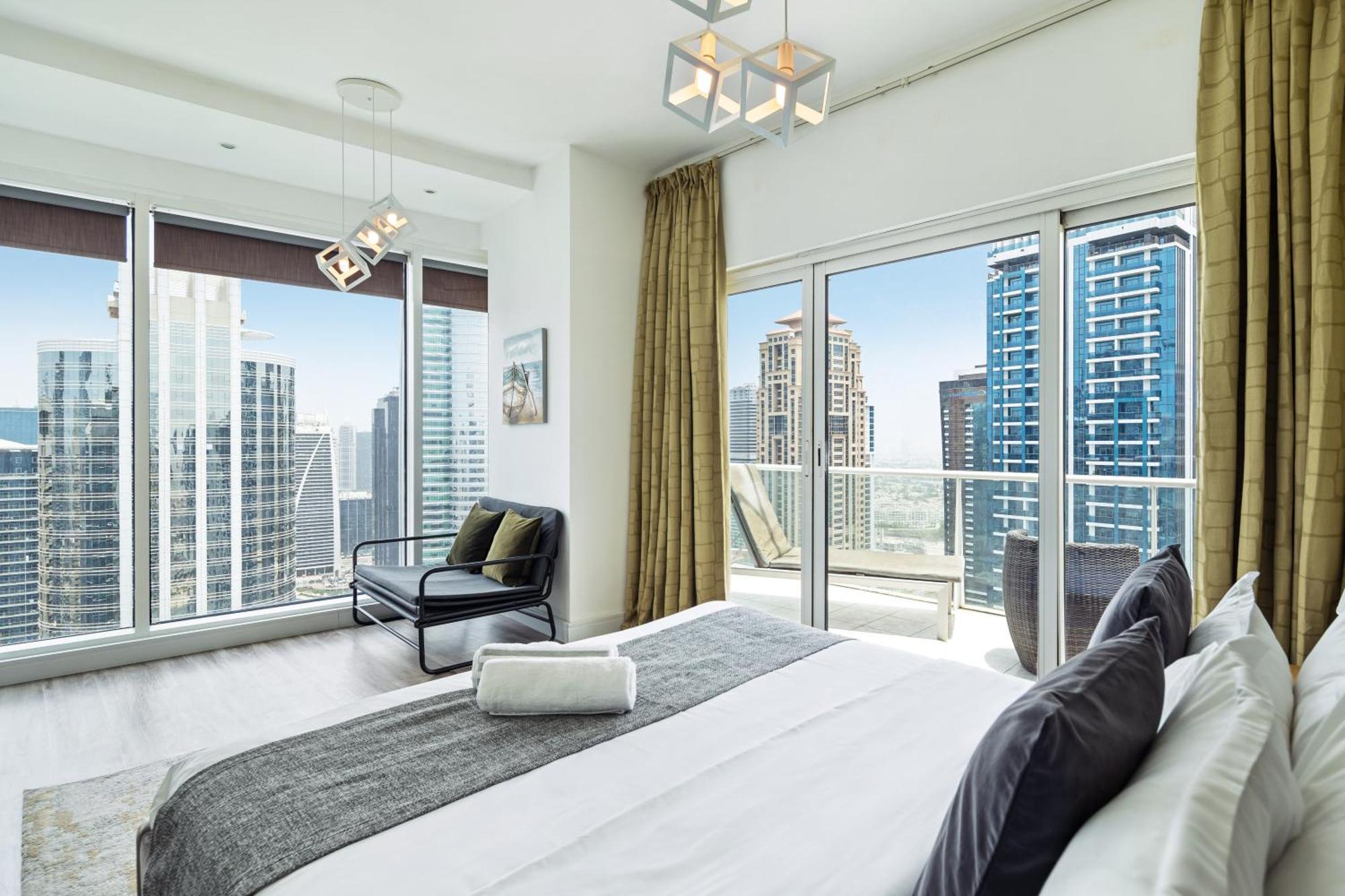 Modern & Spacious 2-Bed Condo With Panoramic Lake Views, Dual Balconies, Steps From Dubai Jlt Metro By "La Buena Vida Holiday Homes" المظهر الخارجي الصورة