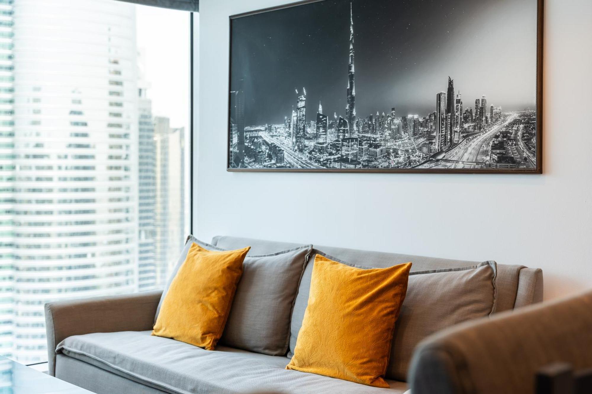 Modern & Spacious 2-Bed Condo With Panoramic Lake Views, Dual Balconies, Steps From Dubai Jlt Metro By "La Buena Vida Holiday Homes" المظهر الخارجي الصورة
