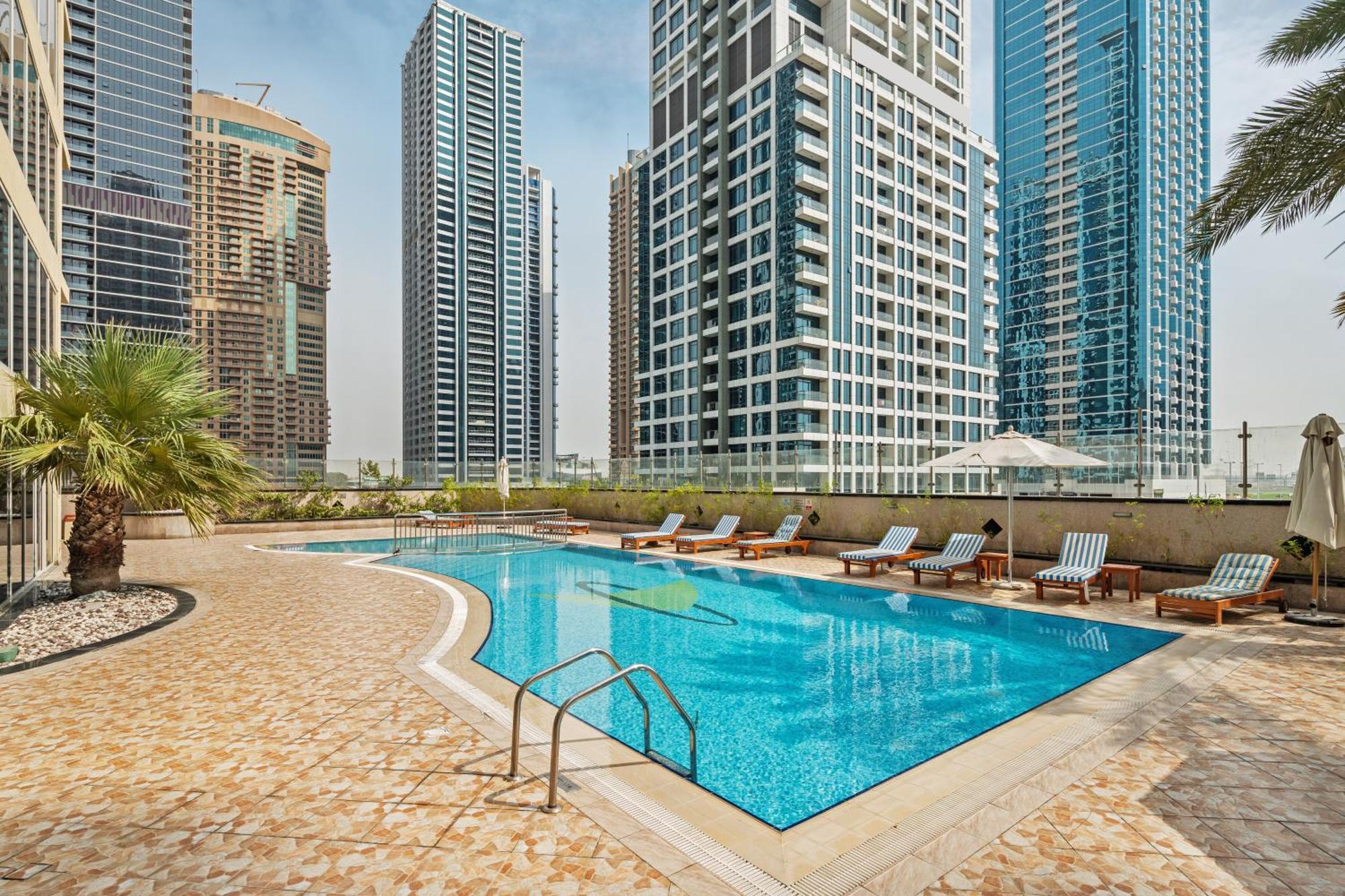 Modern & Spacious 2-Bed Condo With Panoramic Lake Views, Dual Balconies, Steps From Dubai Jlt Metro By "La Buena Vida Holiday Homes" المظهر الخارجي الصورة