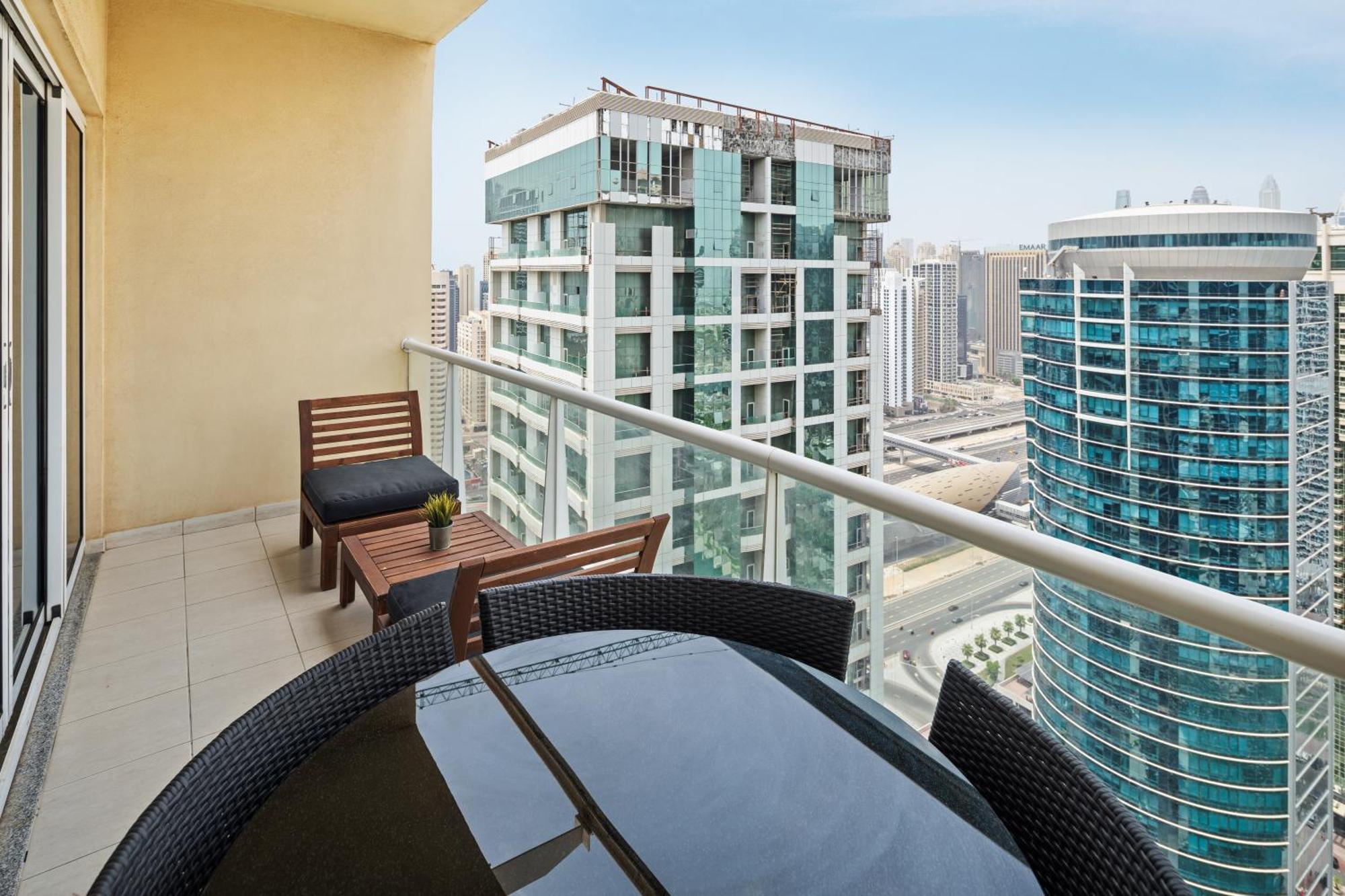Modern & Spacious 2-Bed Condo With Panoramic Lake Views, Dual Balconies, Steps From Dubai Jlt Metro By "La Buena Vida Holiday Homes" المظهر الخارجي الصورة