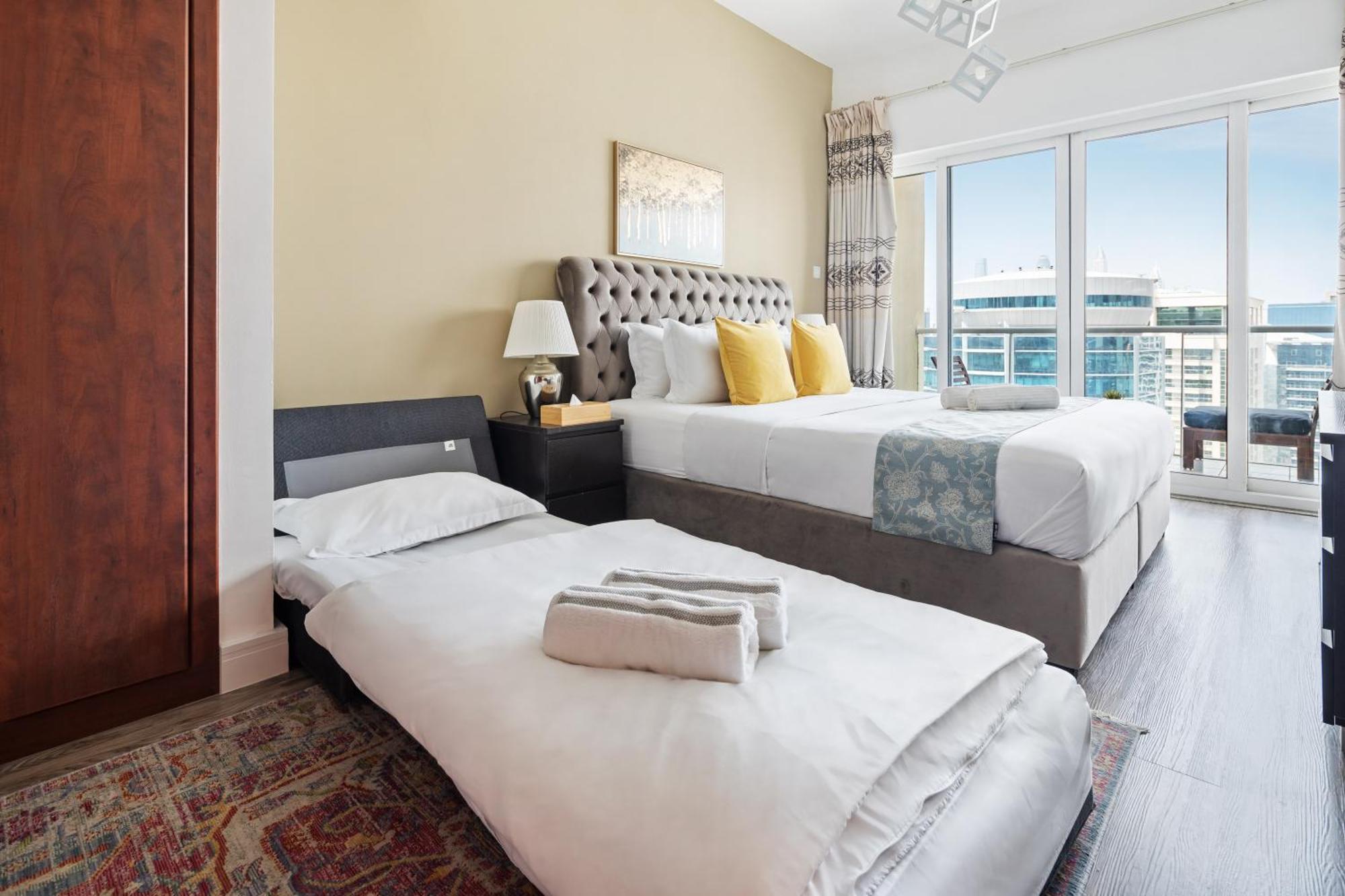 Modern & Spacious 2-Bed Condo With Panoramic Lake Views, Dual Balconies, Steps From Dubai Jlt Metro By "La Buena Vida Holiday Homes" المظهر الخارجي الصورة