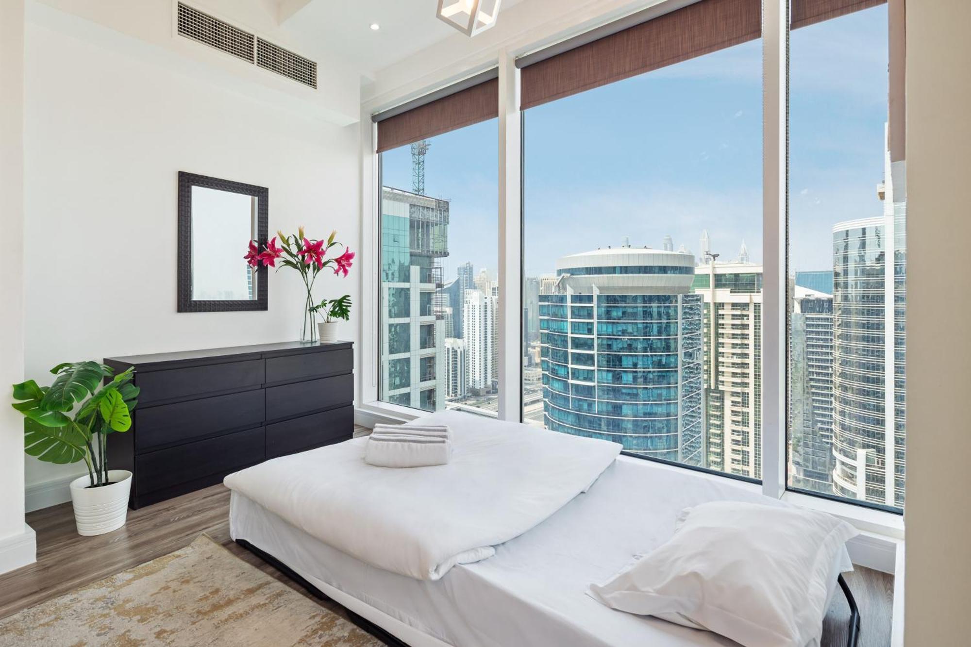 Modern & Spacious 2-Bed Condo With Panoramic Lake Views, Dual Balconies, Steps From Dubai Jlt Metro By "La Buena Vida Holiday Homes" المظهر الخارجي الصورة