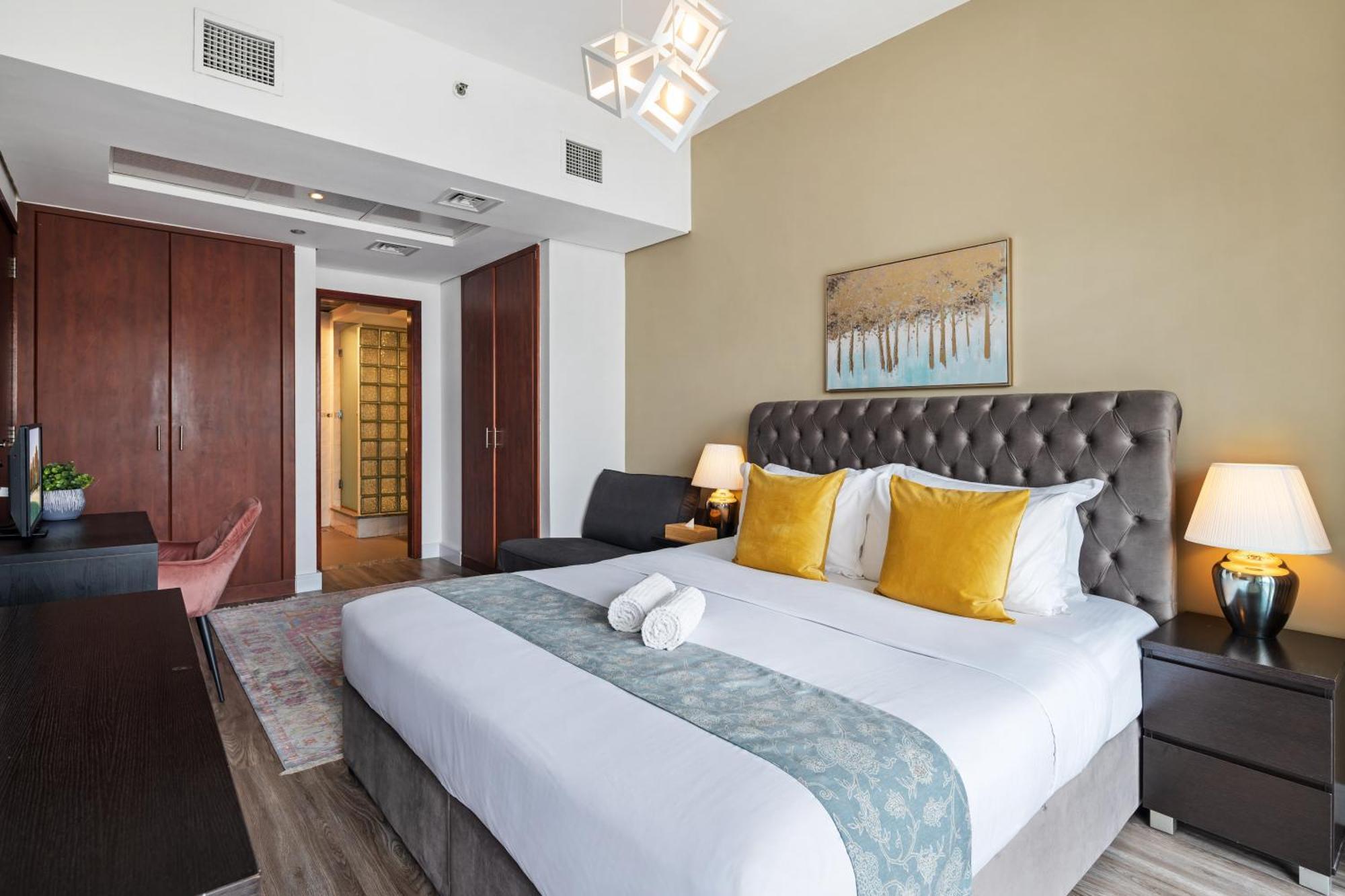 Modern & Spacious 2-Bed Condo With Panoramic Lake Views, Dual Balconies, Steps From Dubai Jlt Metro By "La Buena Vida Holiday Homes" المظهر الخارجي الصورة