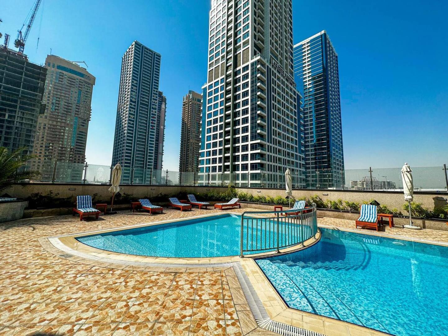 Modern & Spacious 2-Bed Condo With Panoramic Lake Views, Dual Balconies, Steps From Dubai Jlt Metro By "La Buena Vida Holiday Homes" المظهر الخارجي الصورة